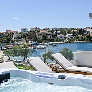  Apartment Rozana - Beachfront Wellness Retreat